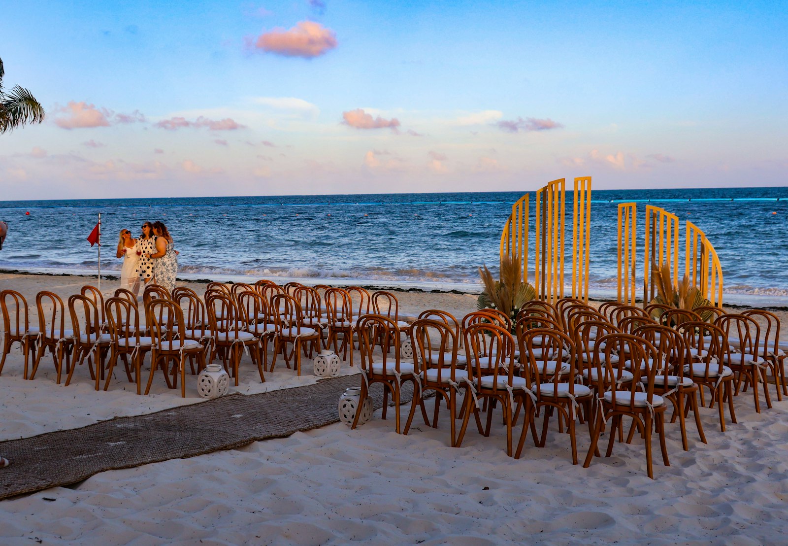 Ceremonie op het strand bij zonsondergang aan de Caribische Zee